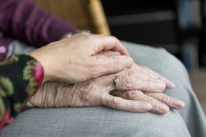 SOS náramek pro seniory: Okamžitá pomoc na dosah