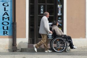 Domácí práce pro invalidní důchodce: Jak si přivydělat doma