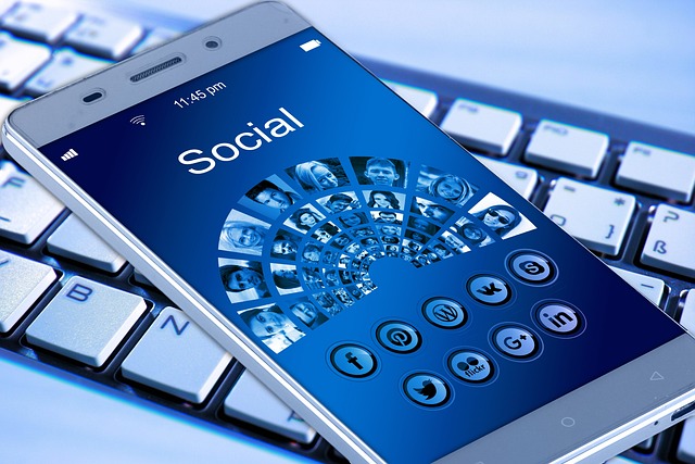 8. Sociální sítě a online komunikace: Jak se připojit a spojit se svými blízkými