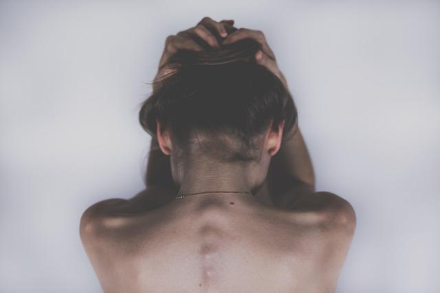 Babské rady na zmírnění bolesti ramene: Co funguje a co ne?