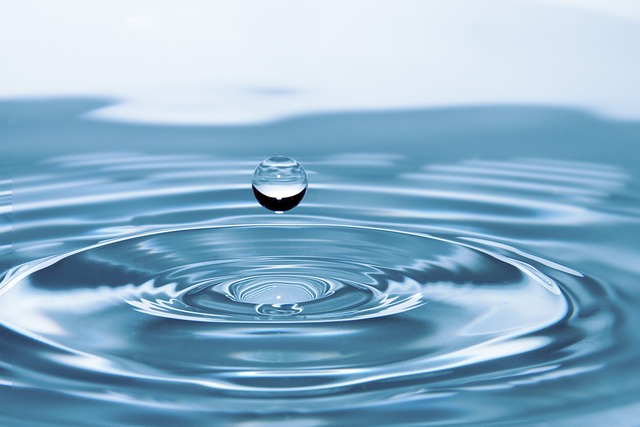 Důležitost pití dostatečného množství ‌vody při odstraňování ​kruhů pod očima