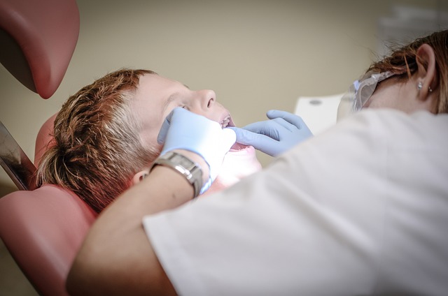 Jak pravidelná návštěva zubaře ⁤může předcházet vzniku paradentózy
