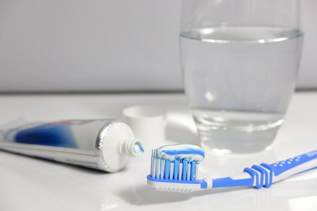 9. Úloha fluoridu ⁤a dalších ⁣minerálů v posilování zubní skloviny: Přehled‌ a doporučené použití