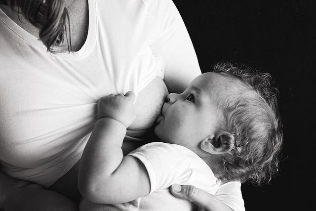 2.⁢ Důležitost ⁤správného přisátí⁢ a polohování⁢ během⁢ kojení