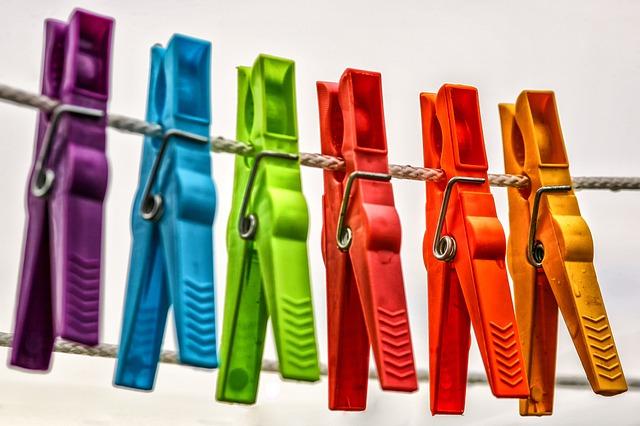 5. Jak správně třídit prádlo podle barev: Praktické tipy pro oddělené praní a prevenci přenosu barev