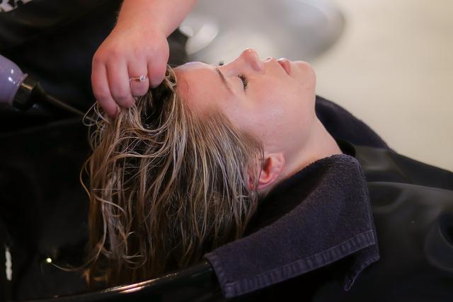 Navýšení objemu vlasů pomocí suchého⁣ šamponu