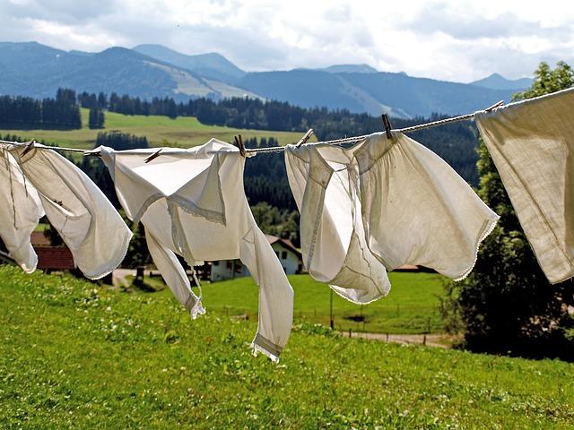 4. Babské rady pro praní bílého prádla: Odstraňujte ‌skvrny⁢ přirozenými prostředky