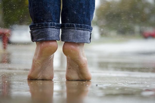 Babské rady proti pocení nohou: Jak si udržet suché nohy