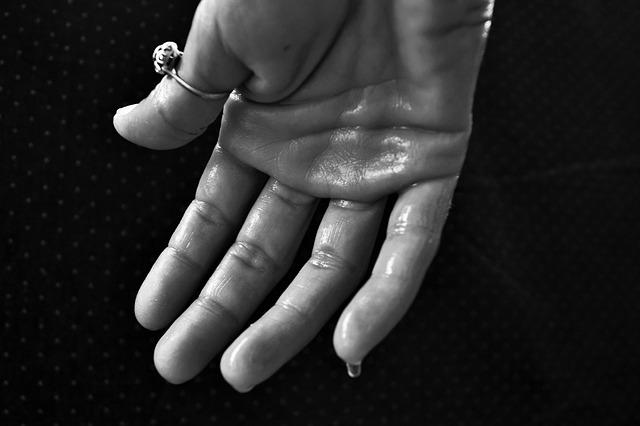 Příčiny a ‍symptomy pocení rukou: Co je důvodem a jaké příznaky se vyskytují?
