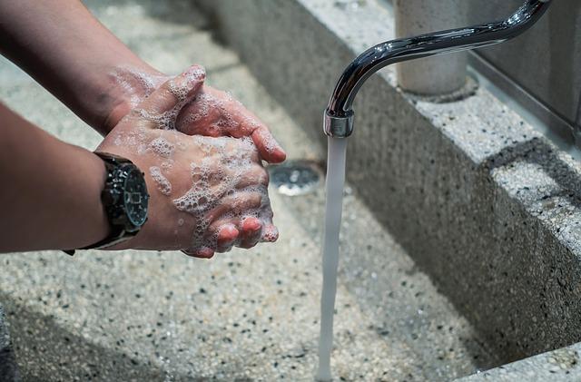 Správná hygiena rukou: Jak správně pečovat o suché dlaně